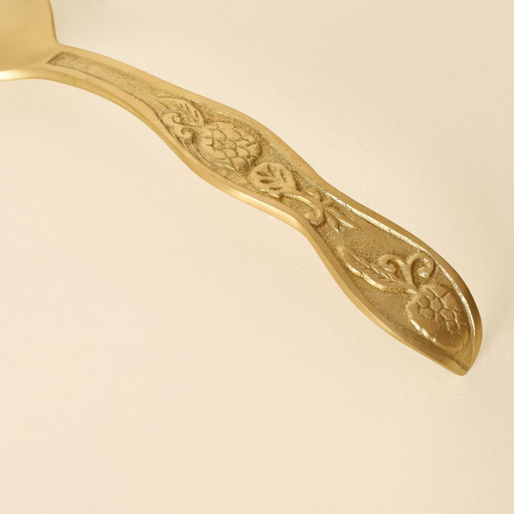 PURI7246 Brass serving spoon detail